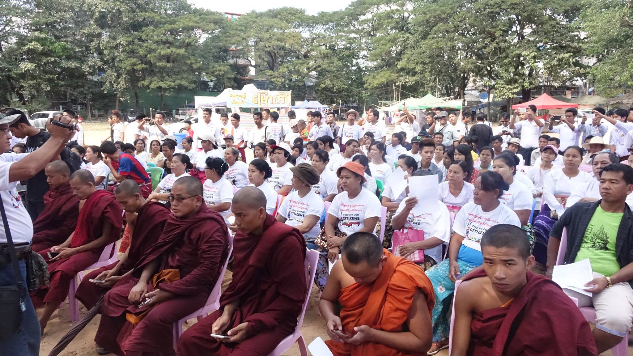 ျမန္မာလူငယ္ႏွစ္ဦး လြတ္ေျမာက္ေရး ဆႏၵျပသူမ်ား ထုိင္းသံ႐ုံးတြင္ အိတ္ဖြင့္ေပးစာ ေပးအပ္ (ဓာတ္ပုံ)