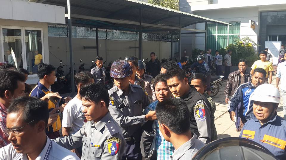 ပခုကၠဴ ကေမၻာဇဘဏ္တြင္ မီး႐ႈိ႕လုယက္မႈ ျဖစ္ပြား (ဓာတ္ပံု)