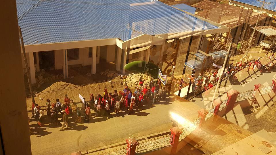 ဟားခါးေျမၿပိဳ အစားထိုးအိမ္ယာေဆာက္လုပ္မႈအေပၚ မေက်နပ္၍ ေဒသခံမ်ားဆႏၵျပ