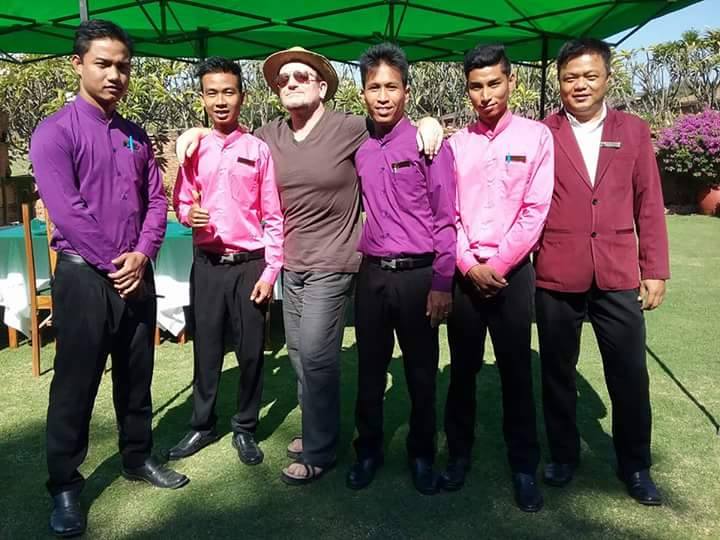 ေဒၚစုအတြက္ ဆက္ေလွ်ာက္ေနပါသီခ်င္း စပ္ဆုိခဲ့သူ အဆုိေတာ္ ဘုိႏုိ ျမန္မာႏုိင္ငံေရာက္ရွိ