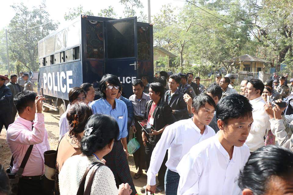 သပိတ္ေမွာက္ေက်ာင္းသားမ်ားႏွင့္ ၀န္းရံျပည္သူမ်ားကို တရား႐ုံးထုတ္ (ဓာတ္ပုံ)