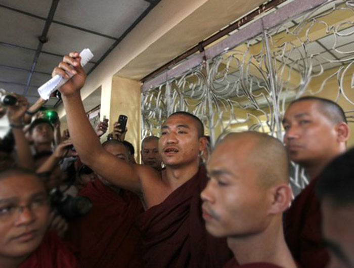 ေရႊ၀ါေရာင္ေတာ္လွန္ေရး ဦးေဆာင္ခဲ့သူ ဦးဂမၻီရ ေခၚ ဦးညီညီလြင္ကို လ၀ကဥပေဒျဖင့္ ဖမ္းဆီး