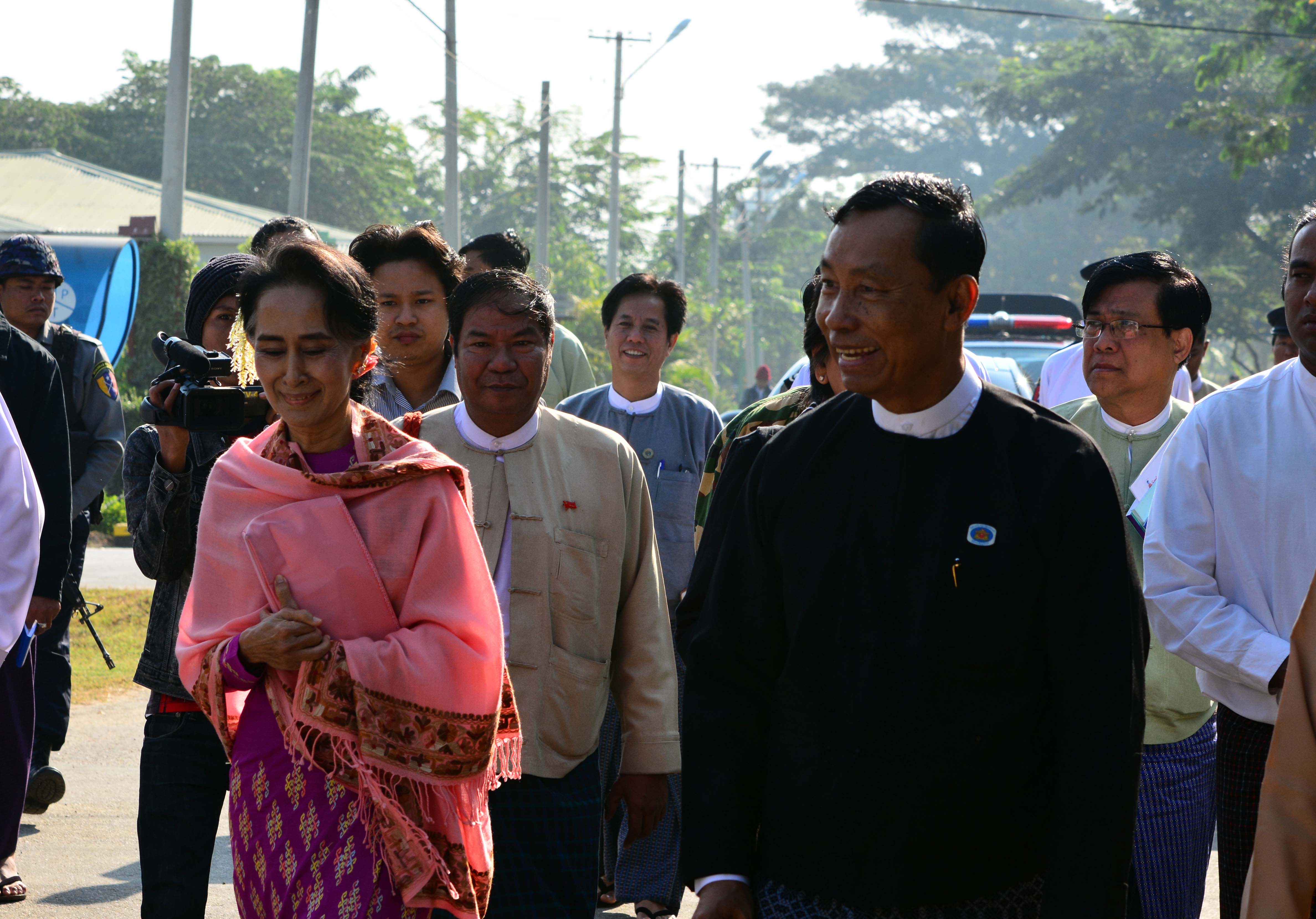 လႊတ္ေတာ္အမတ္သစ္မ်ား ေနထိုင္ရန္ လ်ာထားမႈမ်ား ေဒၚစုႏွင့္ သူရဦးေရႊမန္း လိုက္လံစစ္ေဆး