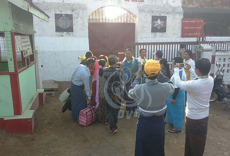 ျပည္အက်ဥ္းေထာင္မွ လြတ္ေျမာက္လာသည့္ ႏိုင္ငံေရးအက်ဥ္းသားမ်ား (ဓာတ္ပံု)