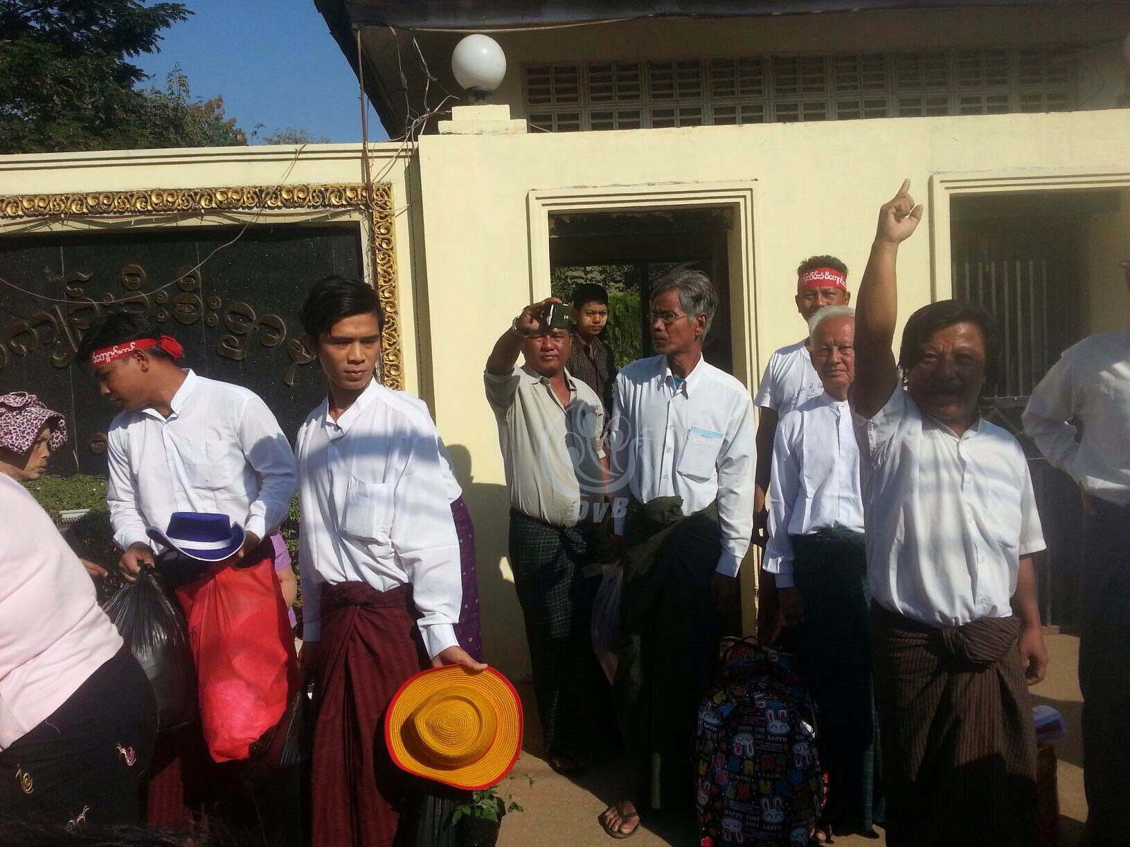 အင္းစိန္အက်ဥ္းေထာင္မွ အက်ဥ္းသားမ်ား လႊတ္ေျမာက္လာသည့္ ျမင္ကြင္း (ဓာတ္ပံု)