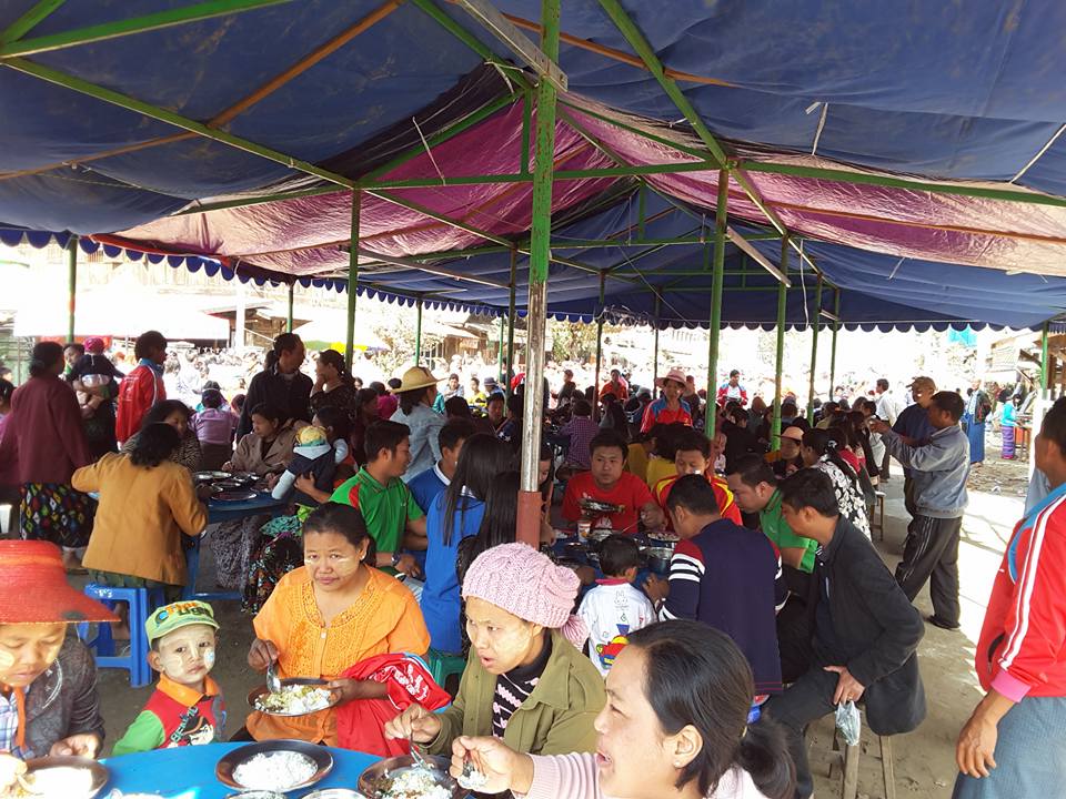 ျပာသိုလျပည့္ အေမေန႔အထိမ္းအမွတ္ ကသာၿမိဳ႕တြင္ စတုဒီသာ လွဴဒါန္း (ဓာတ္ပံု)
