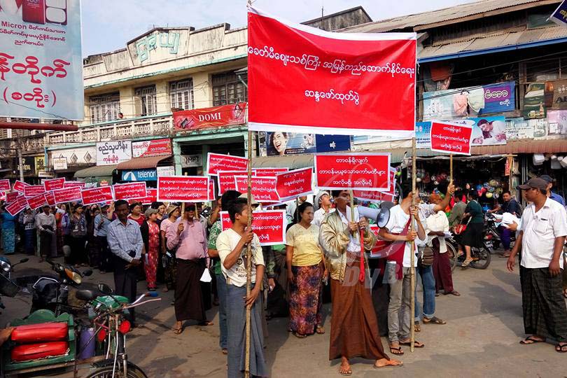 မီးေလာင္ခဲ့သည့္ ေတာင္ငူၿမိဳ႕မေစ်းႀကီး အျမန္ဆံုးျပန္တည္ေဆာက္ေပးရန္ ဆႏၵျပ (ဓာတ္ပံု)