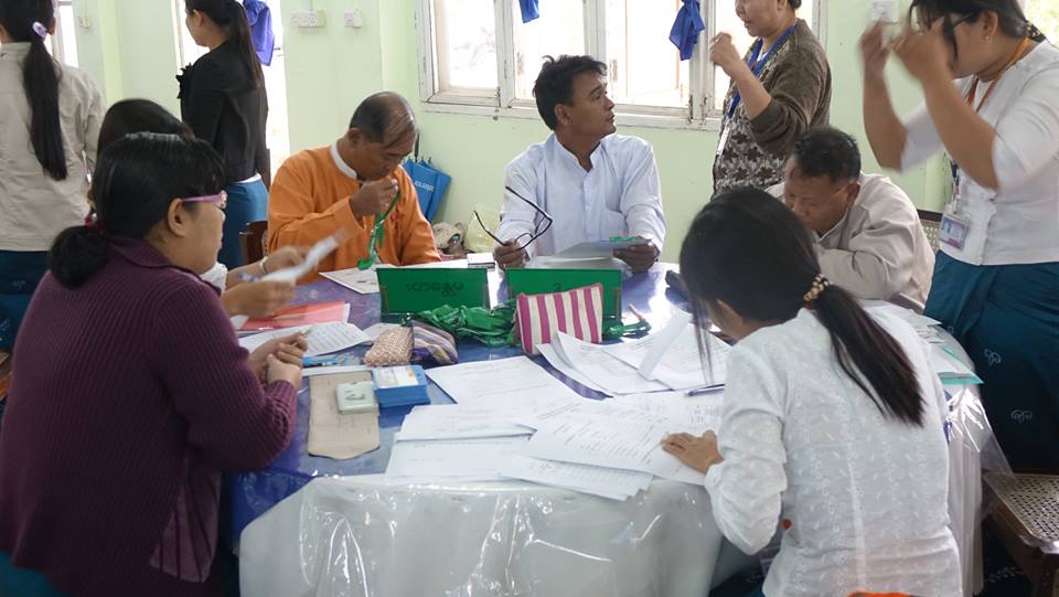 ဒုတိယအႀကိမ္ လႊတ္ေတာ္အစည္းအေ၀းတက္ရန္ အႏုိင္ရကုိယ္စားလွယ္မ်ားထံ သတင္းပုိ႔ (ဓာတ္ပုံ)