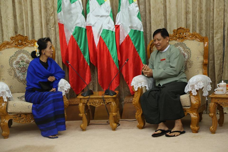ေဒၚေအာင္ဆန္းစုၾကည္ႏွင့္ ေရြး/ေကာ္ ဥကၠ႒ ဦးတင္ေအးတို႔ ေတြ႔ဆံု (ဓာတ္ပံု)
