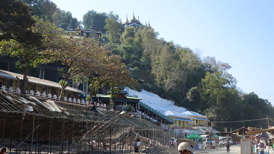 ေရႊစက္ေတာ္ဘုရားပြဲမစမီ ေစ်းဆုိင္မ်ား တည္းခုိေဆာင္မ်ား ေဆာက္လုပ္ (သတင္းဓာတ္ပုံ)