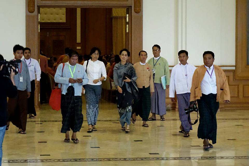အႏုိင္ရလႊတ္ေတာ္ကုိယ္စားလွယ္မ်ားႏွင့္ ေဒၚေအာင္ဆန္းစုၾကည္ ေတြ႔ဆုံ (ဓာတ္ပုံ)