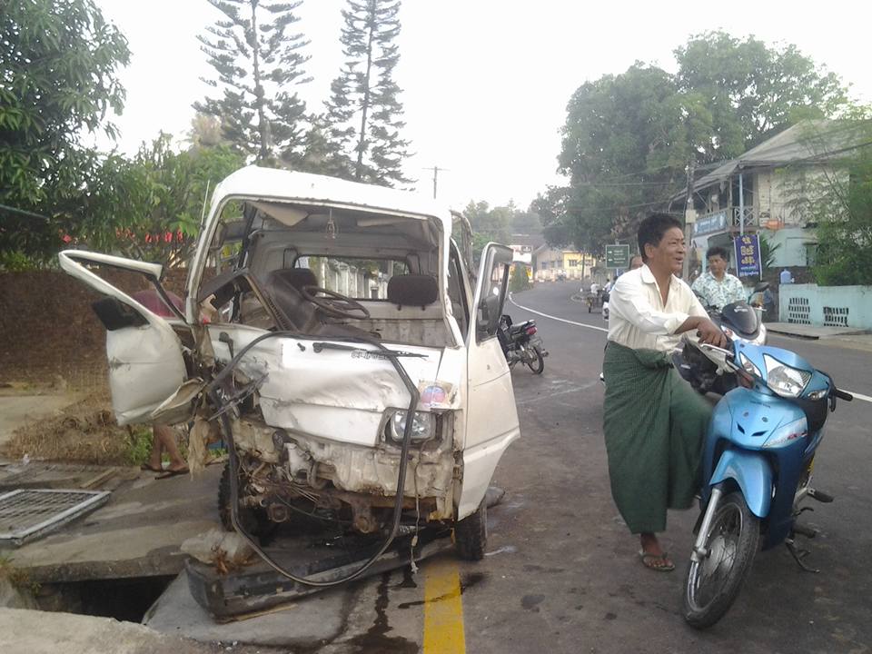 ေရခဲတင္ကား အရွိန္လြန္တိမ္းေမွာက္ (ဓာတ္ပံု)