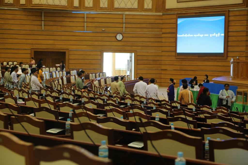 လႊတ္ေတာ္အသီးသီးအတြက္ ႀကိဳတင္ျပင္ဆင္မႈ ေဒၚစု ေလ့လာ (ဓာတ္ပုံ)