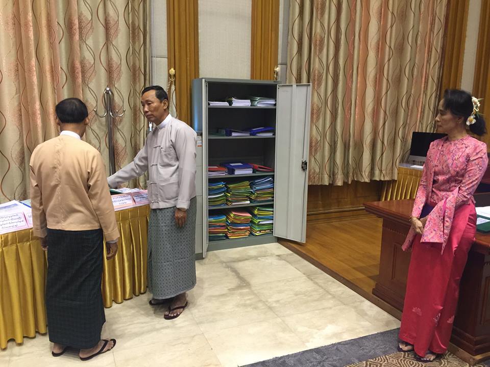 ျပည္သူ႔လႊတ္ေတာ္ဥကၠ႒တာ၀န္ လႊဲေျပာင္း (ဓာတ္ပုံ)