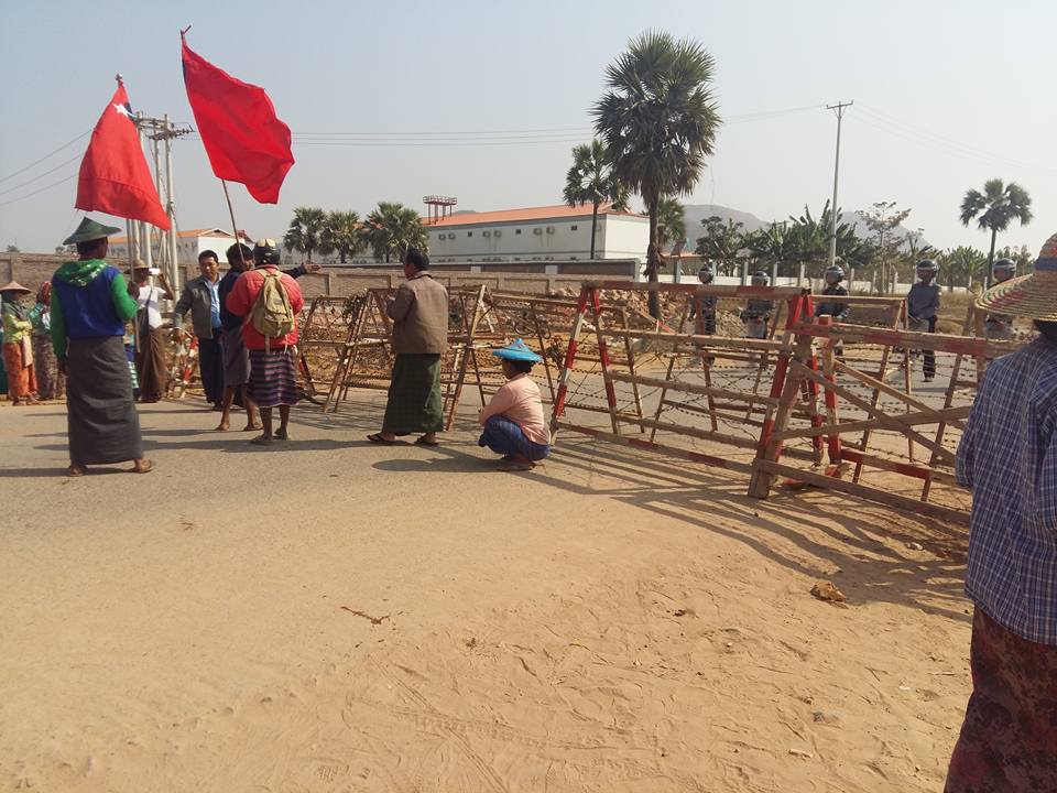 လက္ပံေတာင္း ေျမသိမ္းခံေတာင္သူမ်ား ၇ ႀကိမ္ေျမာက္ ဆႏၵျပပြဲ (သတင္းဓာတ္ပုံ)