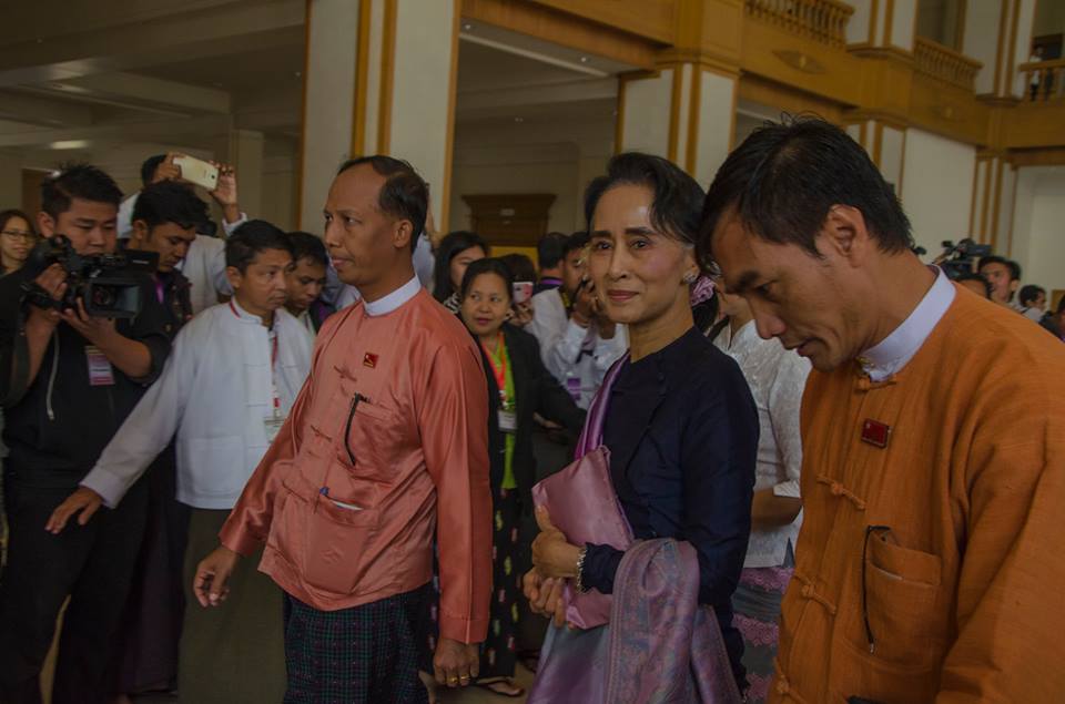 အမ်ဳိးသားလႊတ္ေတာ္ ပထမေန႔ ေဒၚေအာင္ဆန္ုးစုၾကည္ တက္ေရာက္