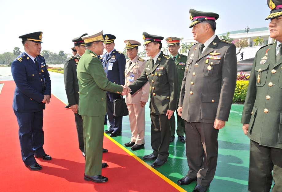 ဗိုလ္ခ်ဳပ္မႉးႀကီးမင္းေအာင္လႈိင္ ထုိင္းဘုရင့္တပ္မေတာ္ ကာကြယ္ေရးဦးစီးခ်ဳပ္ကို ဂုဏ္ျပဳႀကိဳဆို (ဓာတ္ပုံ)