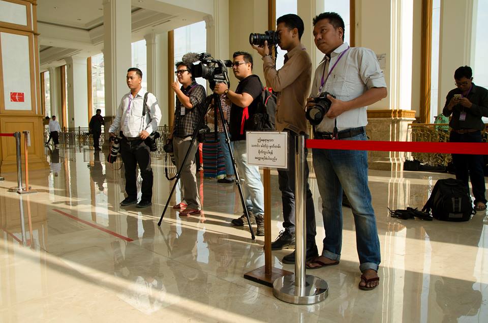 လႊတ္ေတာ္သတင္းယူေရး ကန္႔သတ္သည့္အေပၚ မီဒီယာသမားမ်ား ကန္႔ကြက္