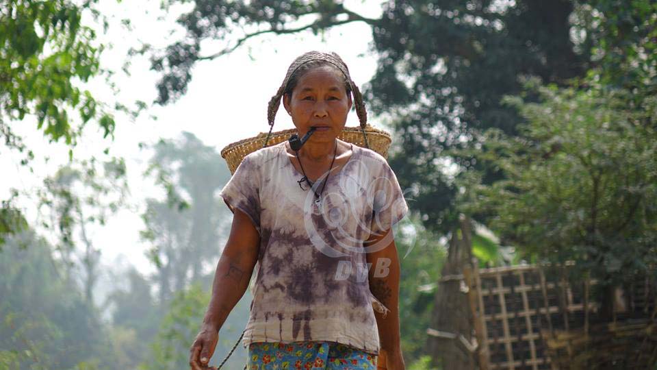 ေဆးတံႏွင့္ သက္လူမ်ိဳးအမ်ိဳးသမီးမ်ား (ဓာတ္ပံု)