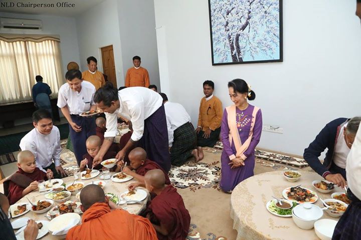 ဗိုလ္ခ်ဳပ္ေအာင္ဆန္း၏ ၁၀၁ ႏွစ္ေျမာက္ ေမြးေန႔ အလွဴဒါနျပဳလုပ္ (ဓာတ္ပုံ)