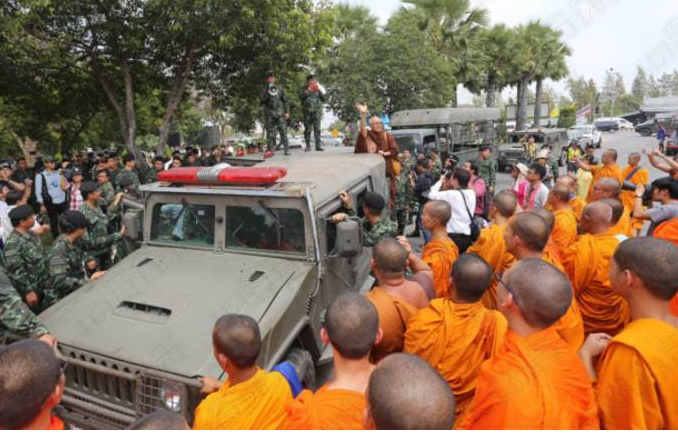 သံဃာႏွင့္ စစ္တပ္ၾကား ႐ုန္းရင္းဆန္ခတ္ ထိုင္းႏိုင္ငံတြင္ျဖစ္ပြား (႐ုပ္သံ)