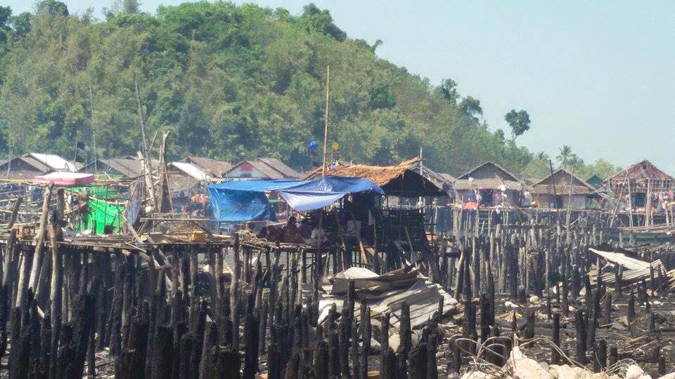 အိမ္ေျခ ၃၀၀ နီးပါး မီးေဘးသင့္ ေက်ာကၠာေက်းရြာ ျပန္လည္ထူေထာင္ေရး စတင္ (သတင္းဓာတ္ပုံ)