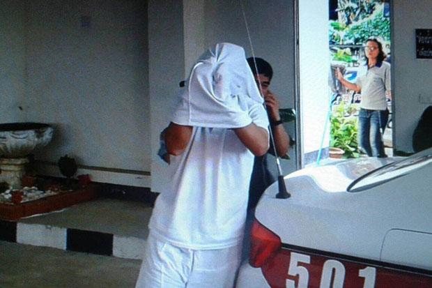 လက္ကိုင္ဖုန္းထဲမွ အျခားအမ်ိဳးသားတဦး၏ စာတိုေၾကာင့္ ဇနီးသည္ကို ခုတ္ထစ္မီး႐ႈိ႕သတ္ျဖတ္