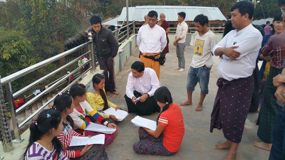 ၈၈ မ်ဳိးဆက္ ၿငိမ္း/ပြင့္ ေက်ာင္းသားမ်ား ေက်ာက္မဲစစ္ေဘးေရွာင္ျပည္သူမ်ားကို ေတြ႔ဆံု အားေပးစကားေျပာ (ဓာတ္ပံု)