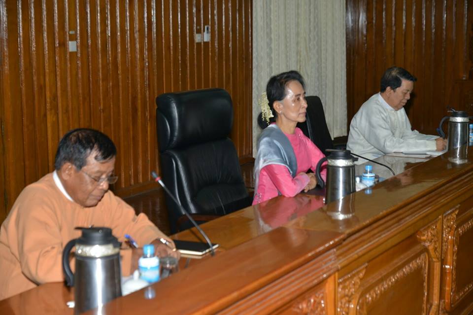 ဗုိလ္ခ်ဳပ္မႉးႀကီး ႏွင့္ ေဒၚေအာင္ဆန္းစုၾကည္ ေတြ႔ဆုံ (ဓာတ္ပုံ)