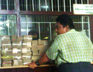 ဘဏ္တိုး​နႈန္း​ေလ်ွာ့​ခ်​ေပး​ရန္ ​ေတာင္း​ဆို​ေနမႈနွင့္​ပတ္သက္ျပီး​ ​ေမး​ျမန္း​ခ်က္