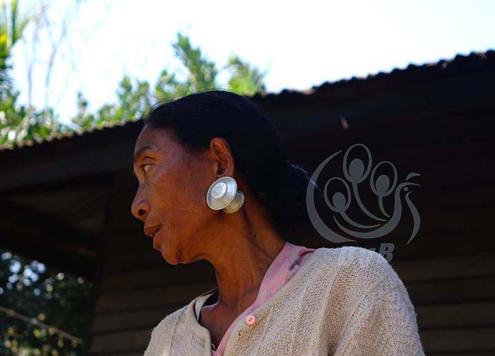 ေငြနားေတာင္းႀကီးေတြ ဝတ္ဆင္ထားတဲ့ ခူမီးအမ်ိဳးသမီမ်ား (ဓာတ္ပံု)