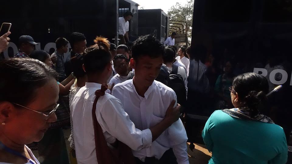 ေက်ာင္းသားမ်ားႏွင့္ ၀န္းရံျပည္သူမ်ားကို အႀကိမ္ ၄၀ ေျမာက္ ႐ုံုးထုတ္စစ္ေဆး (ဓာတ္ပံု)