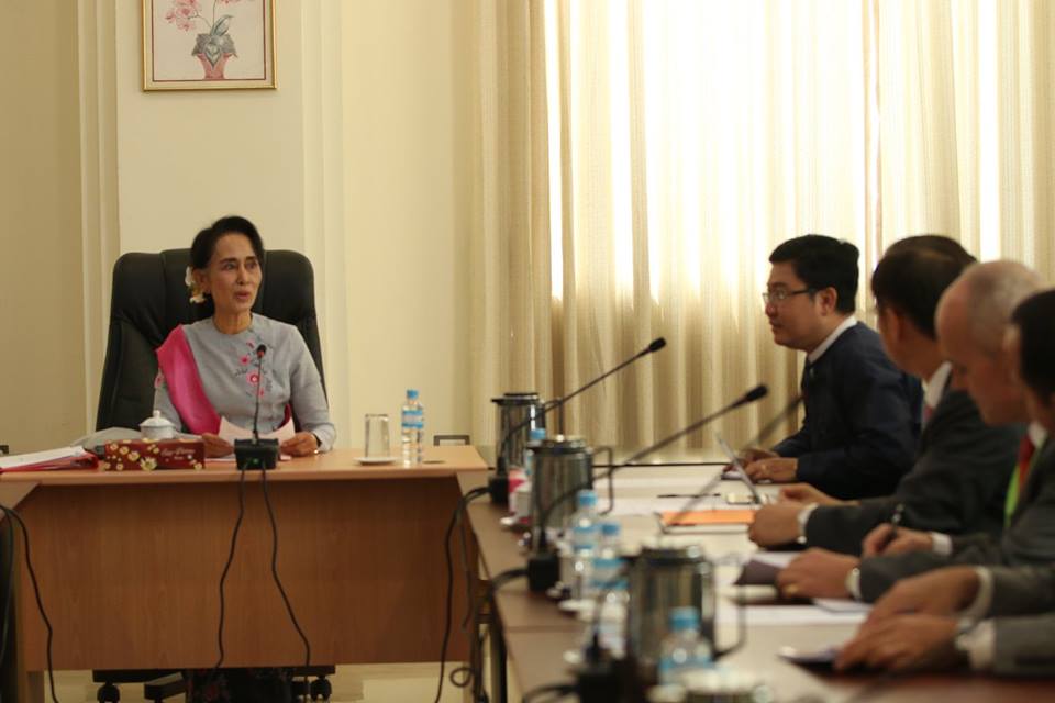 ေဒၚေအာင္ဆနး္စုၾကည္ႏွင့္ ကုလတာ၀န္ရွိသူမ်ား ေဆြးေႏြး