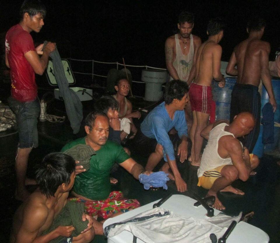 ပင္လယ္ျပင္မွာ မီးေလာင္ေနသည့္ ငါးဖမ္းေလွတစင္းကို ေရတပ္ကယ္တင္