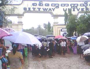 စစ္ေတြ ေက်ာင္းသားမ်ား ဆနၵျပ (ဓာတ္ပုံ)