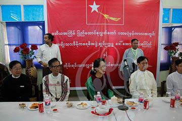 ေဒၚေအာင္ဆန္းစုၾကည္ႏွင့္ တိုင္းရင္းသားလႊတ္ေတာ္ကိုယ္စားလွယ္မ်ား ေတြ႔ဆံု (ဓာတ္ပံု)