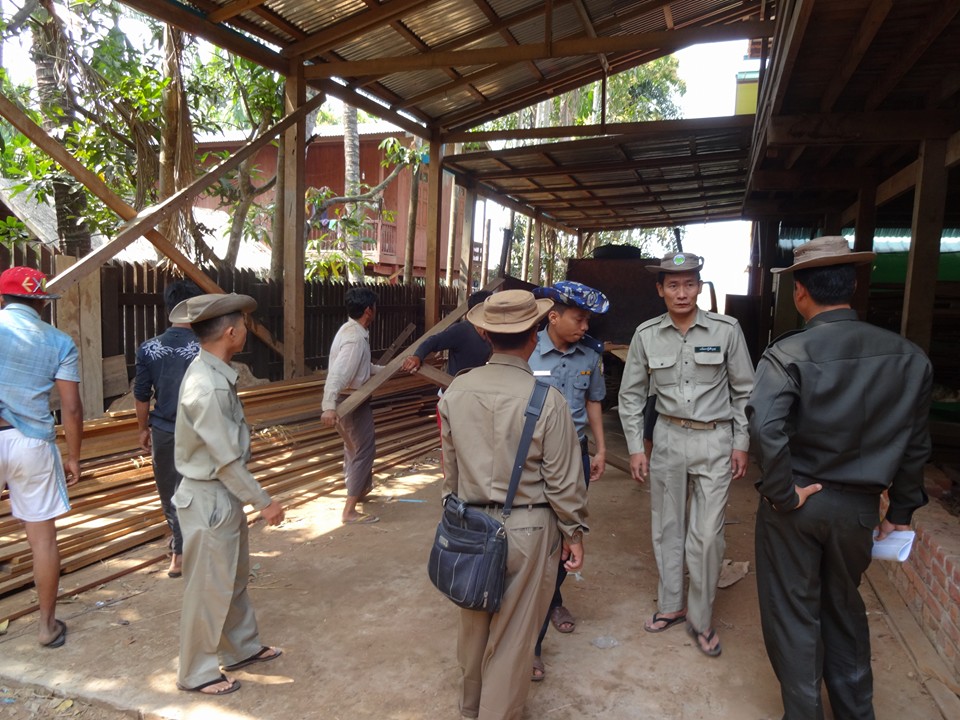 နံပါတ္မပါ ၁၀ ဘီးကားေပၚမွ တရားမ၀င္ကၽြန္းသစ္မ်ား ဖမ္းမိ