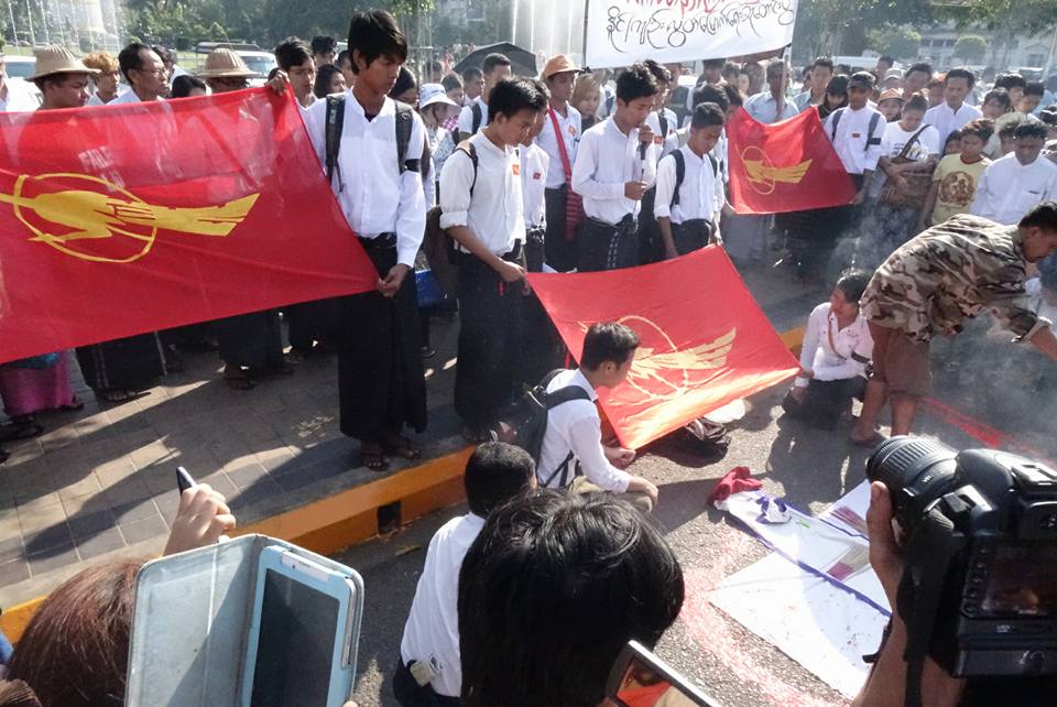 လက္ပတ္နီအၾကမ္းဖက္မႈတႏွစ္ျပည့္ ၿမိဳ႕ေတာ္ခန္းမေရွ႕ဆႏၵျပ (ဓာတ္ပံု)