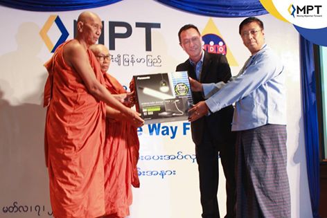 ဘုန္းေတာ္ႀကီးသင္ ပညာေရးေက်ာင္းမ်ားသို႔ ဆိုလာမီးအိမ္မ်ား အမ္ပီတီ လႉဒါန္း
