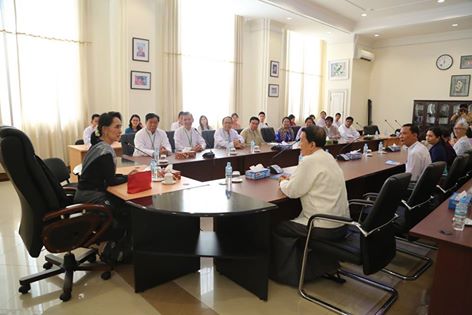 အန္အယ္လ္ဒီ က်န္းမာေရးကြန္ရက္အဖဲြ႔၀င္မ်ား ေဒၚေအာင္ဆန္းစုၾကည္အား သြားေရာက္ေတြ႔ဆံု