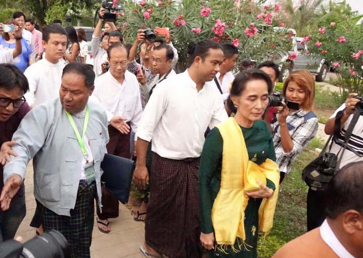 ေဒၚေအာင္ဆန္းစုၾကည္ႏွင့္ အန္အယ္လ္ဒီလႊတ္ေတာ္ကိုယ္စားလွယ္မ်ား ေတြ႔ဆံု
