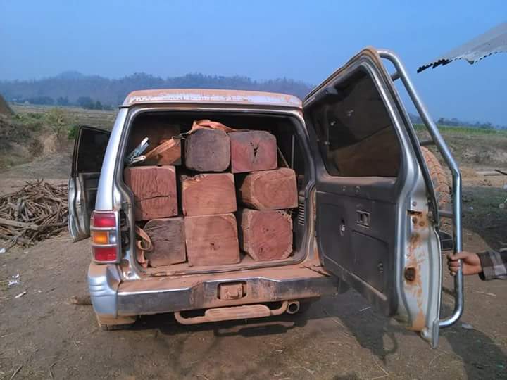 ေကာလင္းၿမိဳ႕နယ္တြင္ ပုိင္ရွင္မဲ့ ကားႏွစ္စီးေပၚမွ တမလန္းသစ္မ်ား ဖမ္းမိ