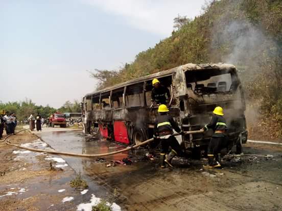 ရန္ကုန္-စစ္ေတြ ခရီးသည္တင္ကား မီးေလာင္ (ဓာတ္ပံု)
