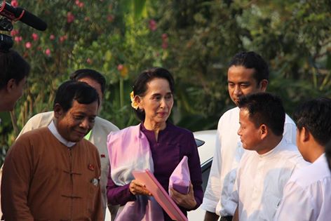 ေဒၚေအာင္ဆန္းစုၾကည္ႏွင့္ အဖဲြ႔ခ်ဳပ္ကိုယ္စားလွယ္မ်ား ေတြ႔ဆံု