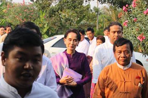 စစ္တပ္ကတင္ေျမႇာက္တဲ့ ဒုသမၼတကုိ မကန္႔ကြက္ဘဲ ေထာက္ခံတဲ့ေပၚ နားလည္ဖုိ႔ ေဒၚစု ေျပာ