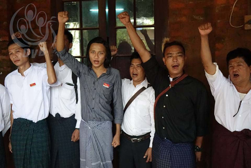 အၾကမ္းဖက္ၿဖိဳခြဲခံရသည့္ ေက်ာင္းသားမ်ားႏွင့္ ၀န္းရံျပည္သူမ်ားကို ႐ုံးထုတ္စစ္ေဆး (ဓာတ္ပံု)