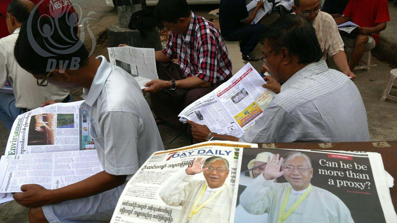 သမၼတဦးထင္ေက်ာ္ သတင္းမ်ားကို ျပည္သူမ်ားစိတ္၀င္တစား ဖတ္႐ႈ (ဓာတ္ပံု)