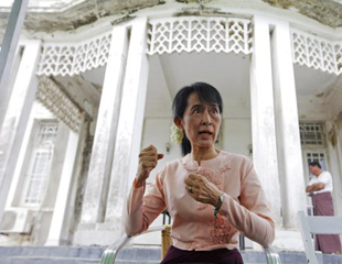 ဦး​ေအာင္ဆန္း​ဦး​နွင့္​ ​ေမာ္နီတာဂ်ာနယ္ကို ​ေဒၚ​ေအာင္ဆန္း​စုၾကည္ တရား​စြဲဆို
