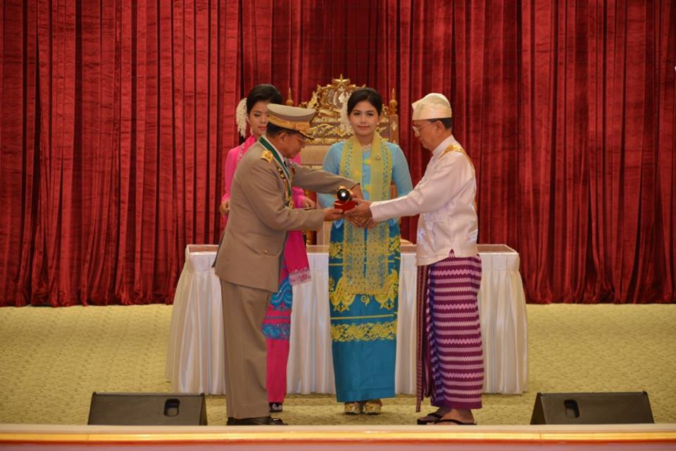 ႏိုင္ငံေတာ္အက်ဳိးကို ထူးကဲစြာေဆာင္ရြက္သူမ်ားကို သမၼတဦးသိန္းစိန္ ဆုေပး
