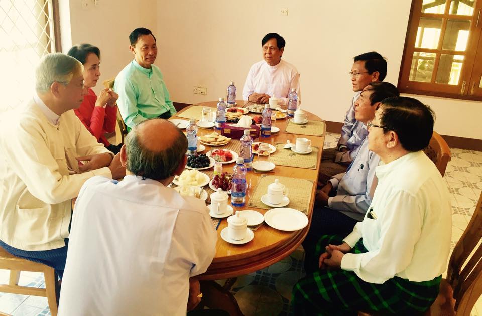 ဦးေအးသာေအာင္ အိမ္သစ္တက္ပြဲက ေခါင္းေဆာင္ေတြစုံတဲ့ လက္ဖက္ရည္၀ုိင္း